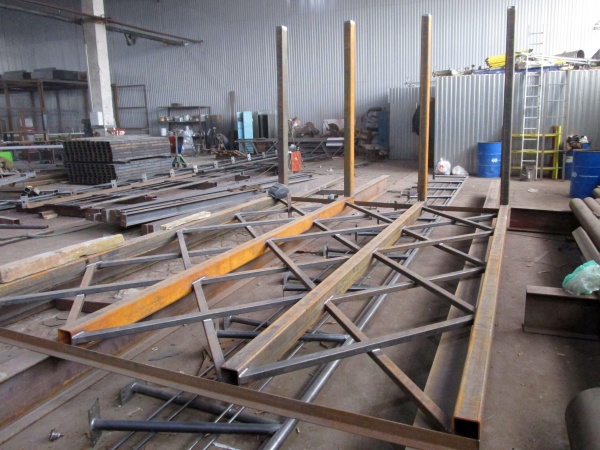 Фото Основной материал каркаса - профильные трубы различного размера