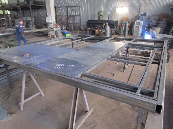 Фото Каркас - профильные трубы, рабочая поверхность - гладкий лист