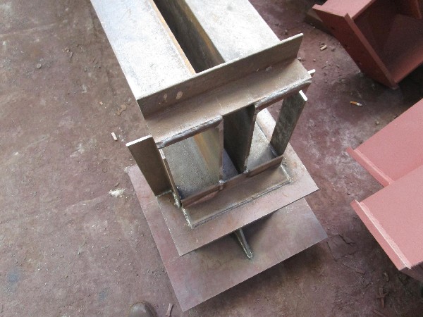 Фото Пятка достаточно сложная и сварена из уголков, швеллеров и пластин