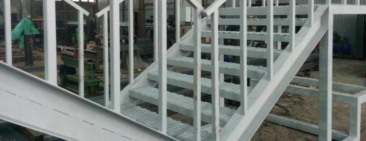 Сварные лестницы-площадки из металла фото