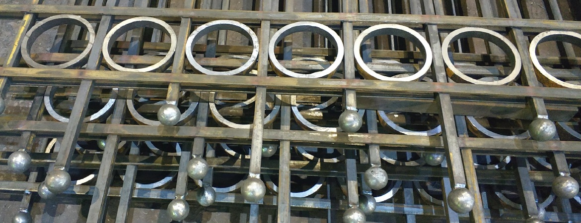 Забор из металлической полосы и квадрата фото