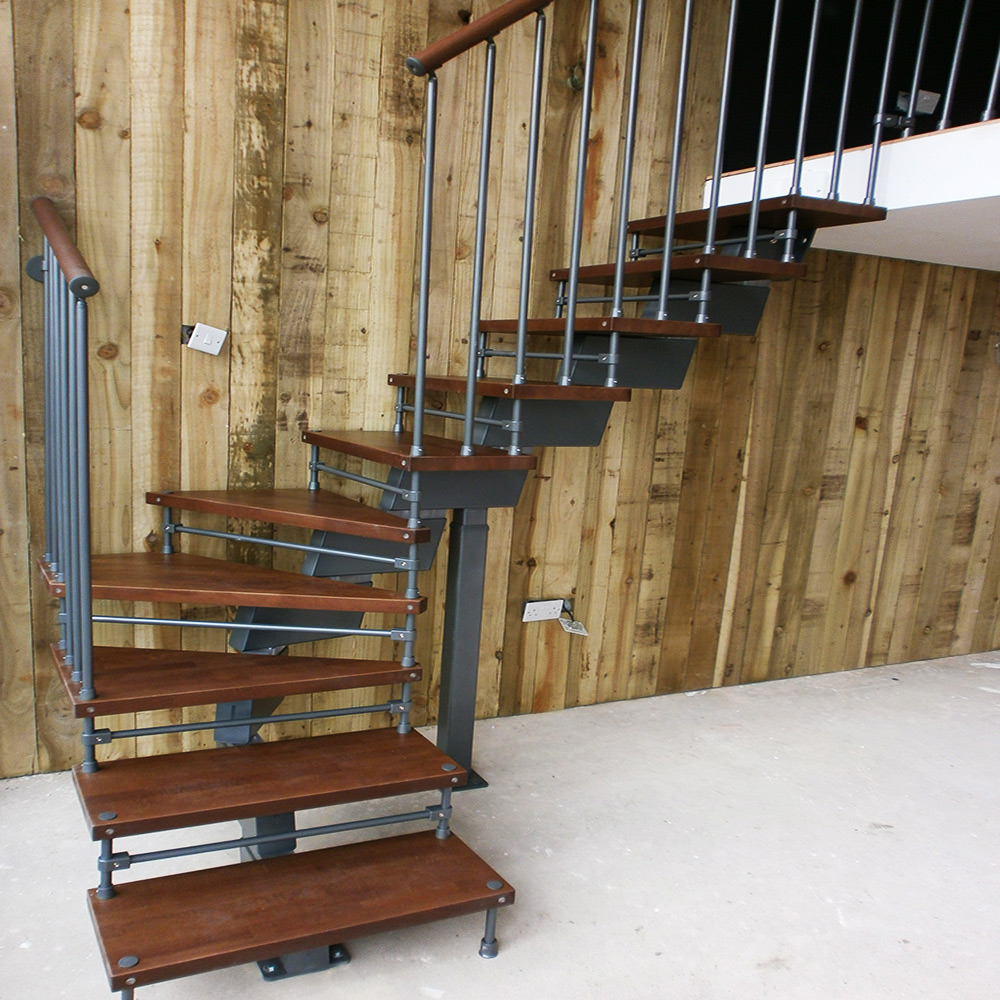 забежная лестница  на металлическом каркасе с деревянными ступенями